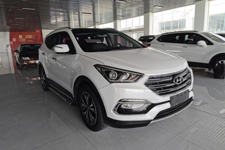 Used Hyundai Santa Fe 2017 2.0T Automatic Two-Wheel Drive Smart Version 7 Seats Front Right 45 Deg