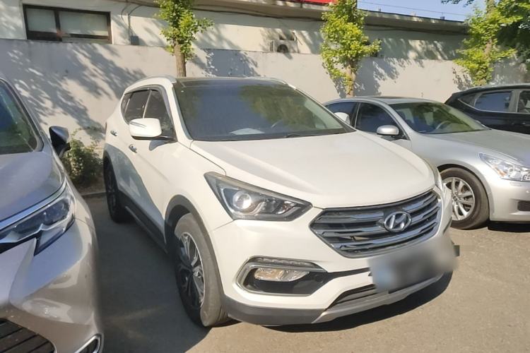 Used Hyundai Santa Fe 2017 2.0T Automatic Two-Wheel Drive Smart Version 7 Seats Front Right 45 Deg