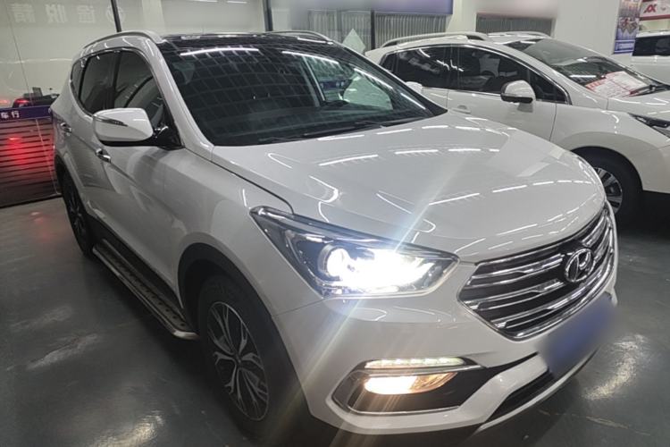 Used Hyundai Santa Fe 2017 2.0T Automatic Two-Wheel Drive Smart Version 7 Seats Front Right 45 Deg