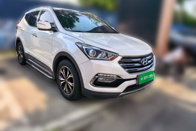 Used Hyundai Santa Fe 2017 2.0T Automatic Two-Wheel Drive Smart Version 7 Seats Front Right 45 Deg