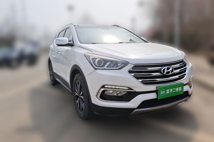 Used Hyundai Santa Fe 2017 2.0T Automatic All-Wheel Drive Smart 7-Seater Front Right 45 Deg