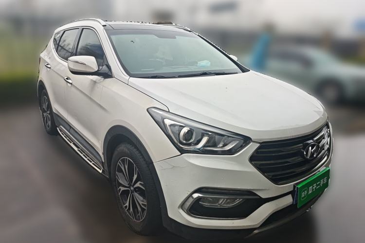 Used Hyundai Santa Fe 2017 2.0T Automatic Two-Wheel Drive Smart Version 7 Seats Front Right 45 Deg