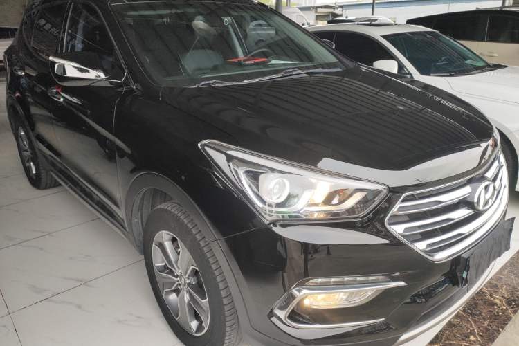 Used Hyundai Santa Fe 2017 2.0T Automatic All-Wheel Drive Smart 7-Seater Front Right 45 Deg