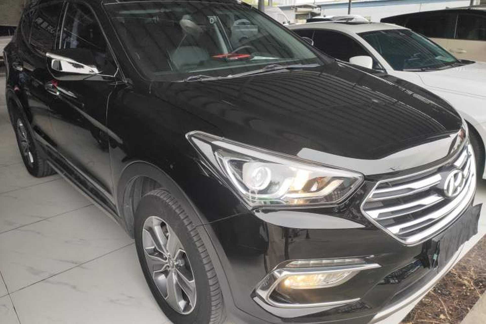 Used Hyundai Santa Fe 2017 2.0T Automatic All-Wheel Drive Smart 7-Seater Front Right 45 Deg