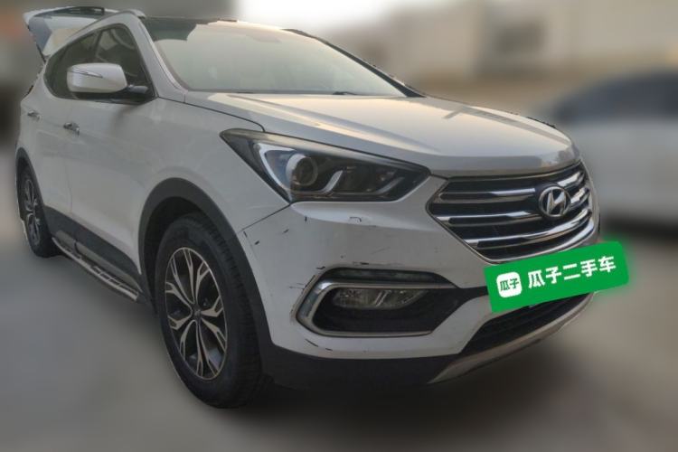 Used Hyundai Santa Fe 2017 2.0T Automatic Two-Wheel Drive Smart Version 7 Seats Front Right 45 Deg