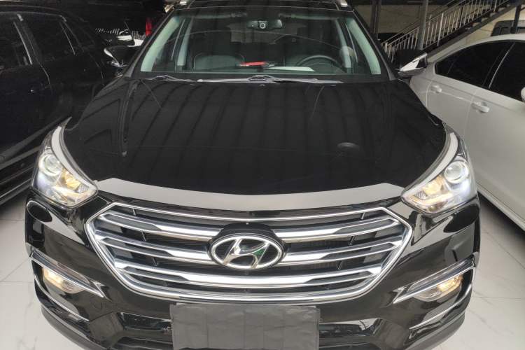 Used Hyundai Santa Fe 2017 2.0T Automatic All-Wheel Drive Smart 7-Seater Front