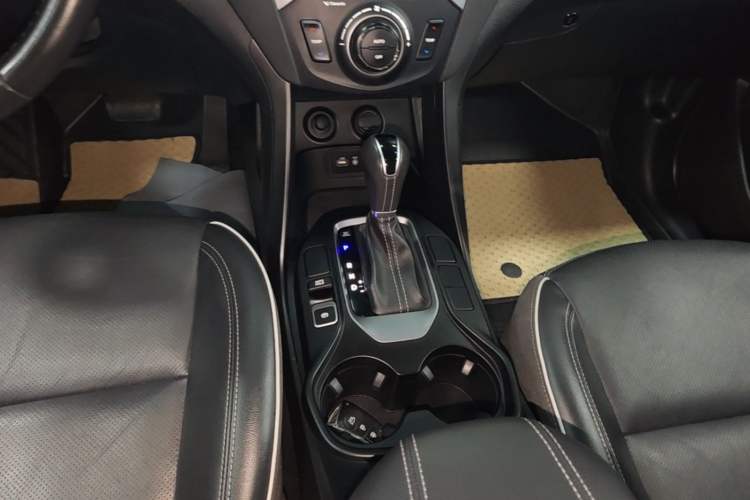Used Hyundai Santa Fe 2017 2.0T Automatic Two-Wheel Drive Smart Version 7 Seats Gear Lever