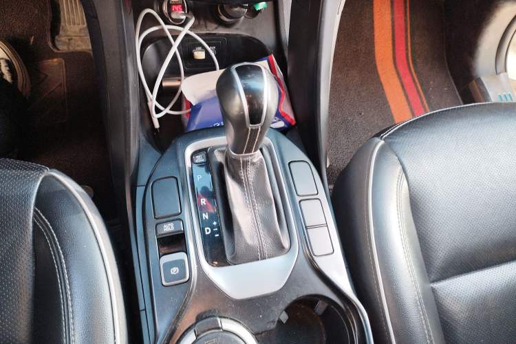 Used Hyundai Santa Fe 2017 2.0T Automatic All-Wheel Drive Smart 7-Seater Gear Lever