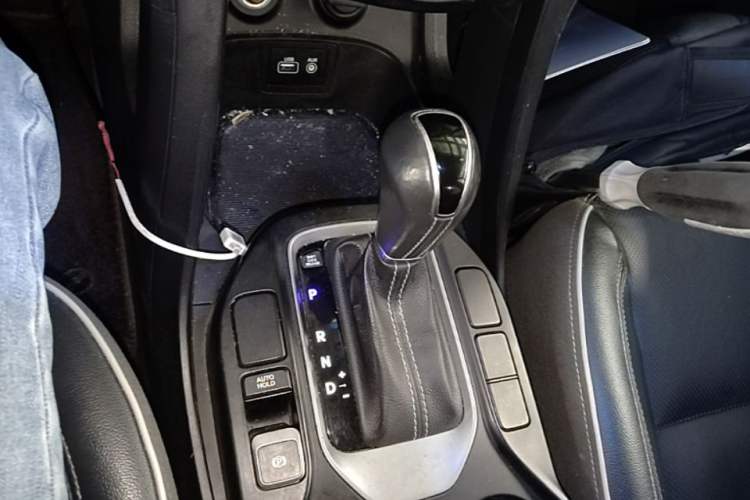 Used Hyundai Santa Fe 2017 2.0T Automatic All-Wheel Drive Smart 7-Seater Gear Lever