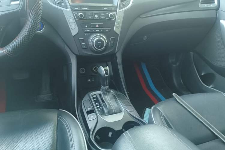 Used Hyundai Santa Fe 2017 2.4L Automatic Two-Wheel Drive Smart Version 5 Seats Gear Lever