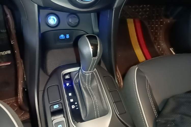 Used Hyundai Santa Fe 2017 2.0T Automatic All-Wheel Drive Smart 7-Seater Gear Lever