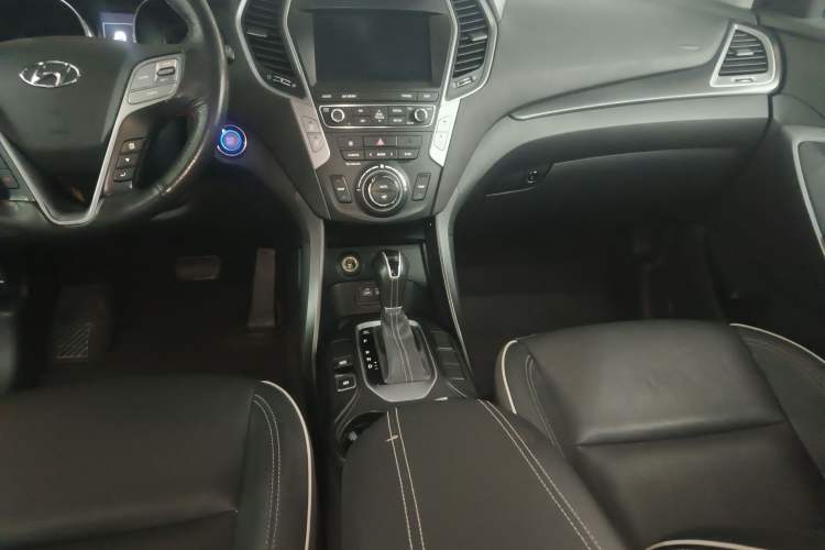 Used Hyundai Santa Fe 2017 2.4L Automatic Two-Wheel Drive Smart Version 5 Seats Gear Lever