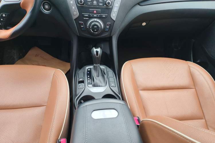 Used Hyundai Santa Fe 2017 2.0T Automatic All-Wheel Drive Smart 7-Seater Gear Lever