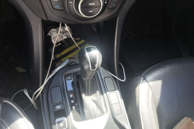 Used Hyundai Santa Fe 2017 2.0T Automatic All-Wheel Drive Smart 7-Seater Gear Lever