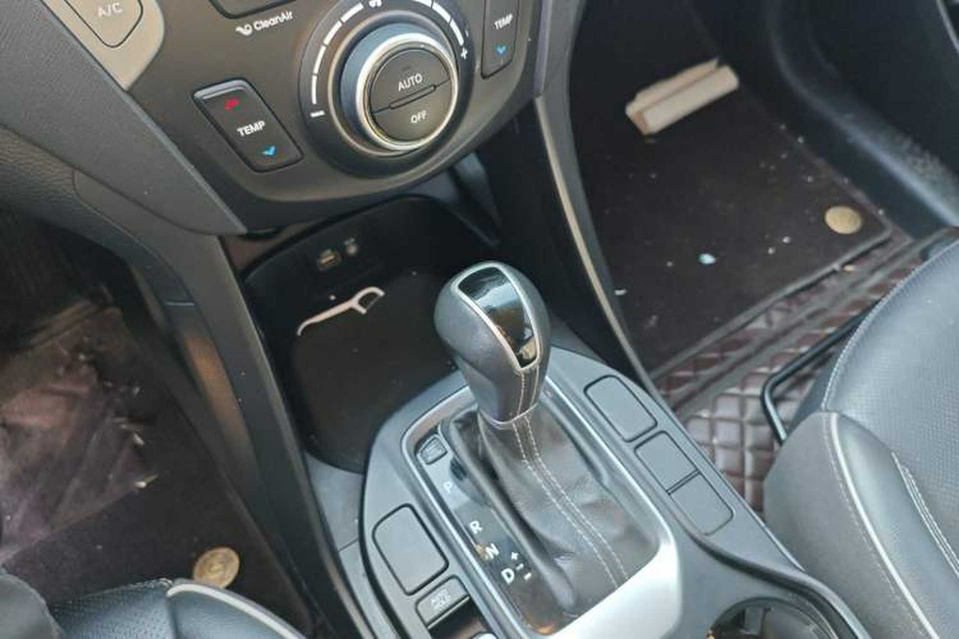 Used Hyundai Santa Fe 2017 2.0T Automatic Two-Wheel Drive Smart Version 7 Seats Gear Lever