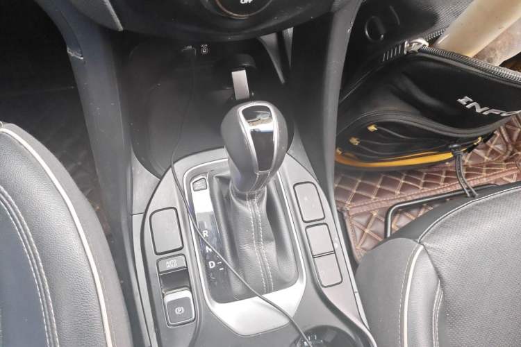 Used Hyundai Santa Fe 2017 2.4L Automatic Two-Wheel Drive Smart Version 5 Seats Gear Lever