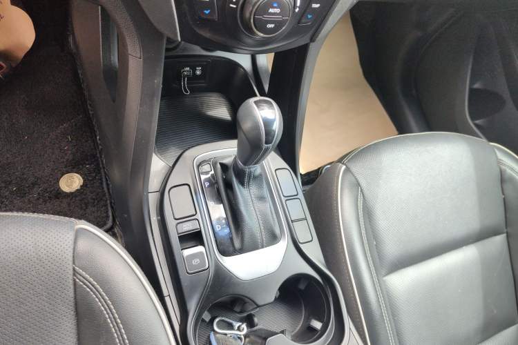Used Hyundai Santa Fe 2017 2.0T Automatic All-Wheel Drive Smart 7-Seater Gear Lever