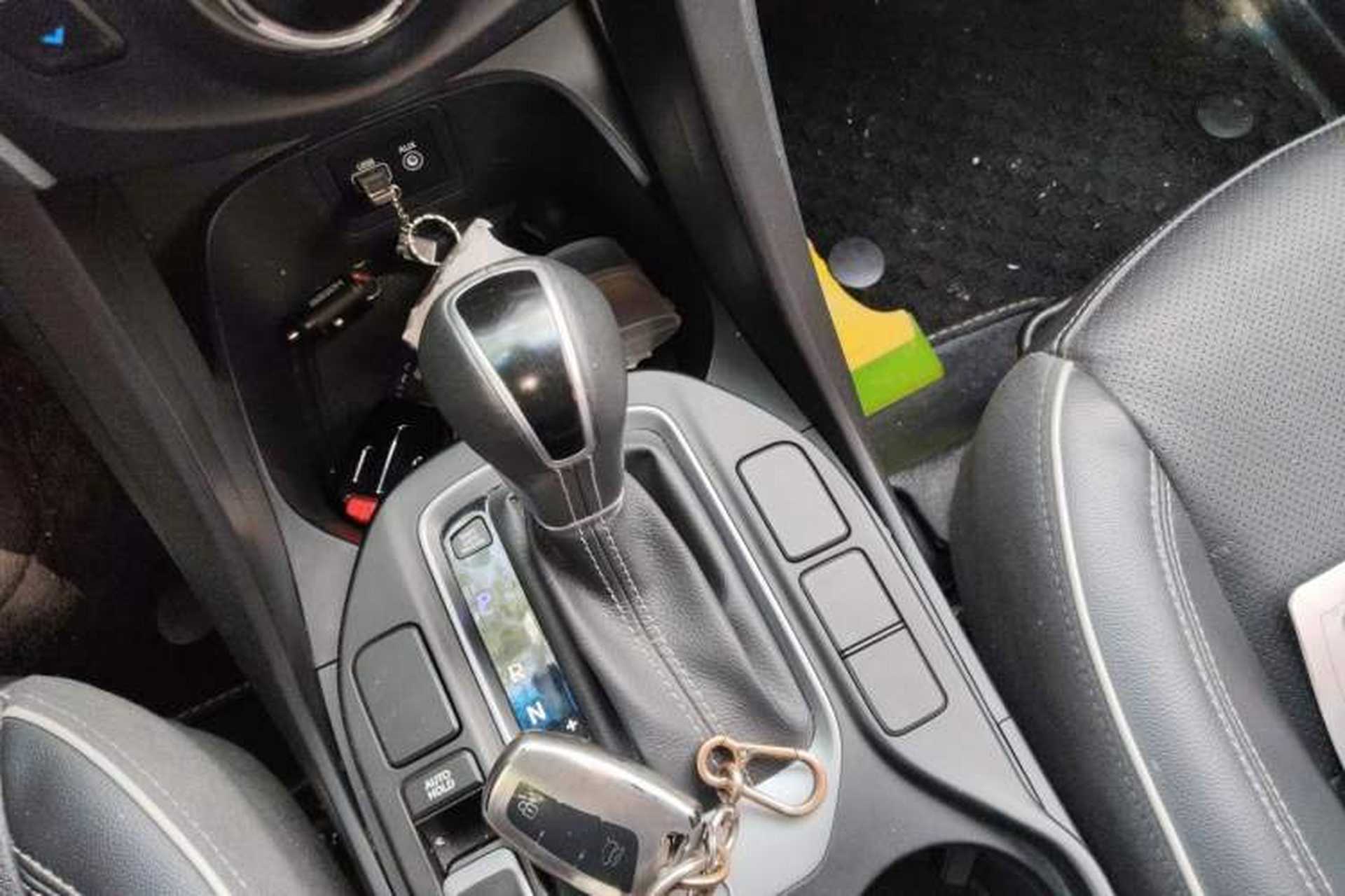 Used Hyundai Santa Fe 2017 2.0T Automatic Two-Wheel Drive Smart Version 7 Seats Gear Lever