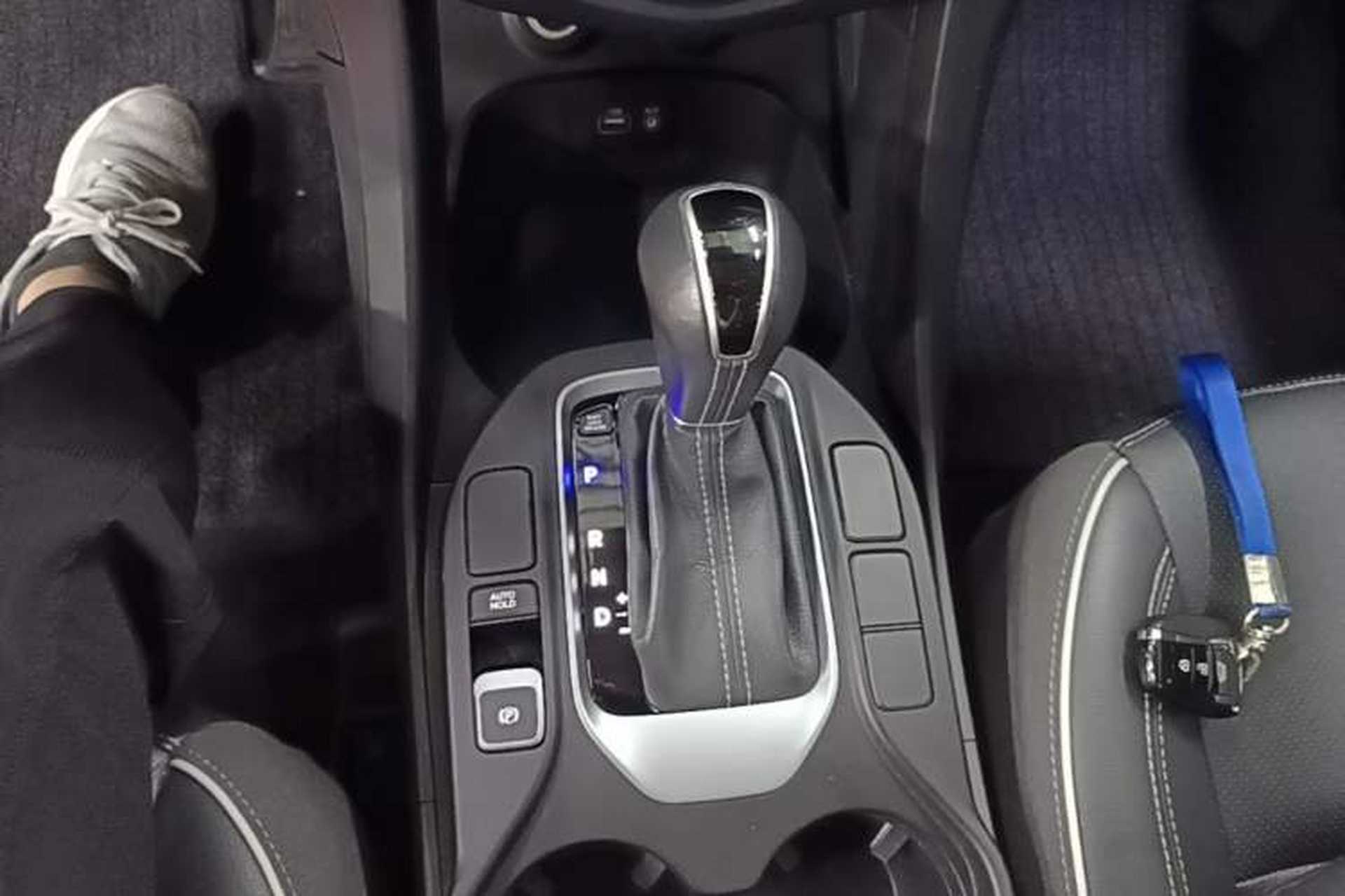 Used Hyundai Santa Fe 2017 2.0T Automatic All-Wheel Drive Smart 7-Seater Gear Lever