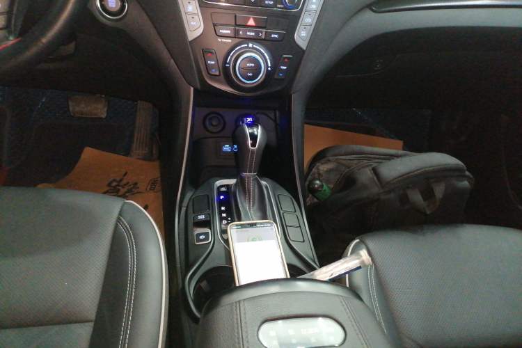 Used Hyundai Santa Fe 2017 2.0T Automatic All-Wheel Drive Smart 7-Seater Gear Lever