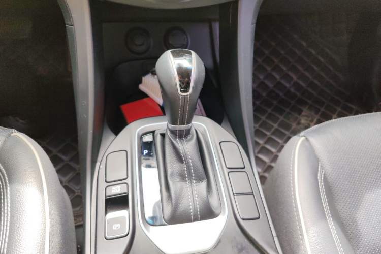 Used Hyundai Santa Fe 2017 2.0T Automatic All-Wheel Drive Smart 7-Seater Gear Lever