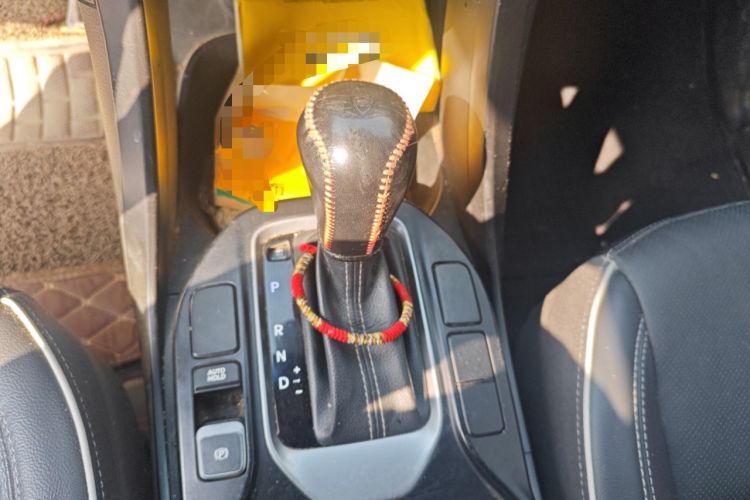 Used Hyundai Santa Fe 2017 2.0T Automatic All-Wheel Drive Smart 7-Seater Gear Lever