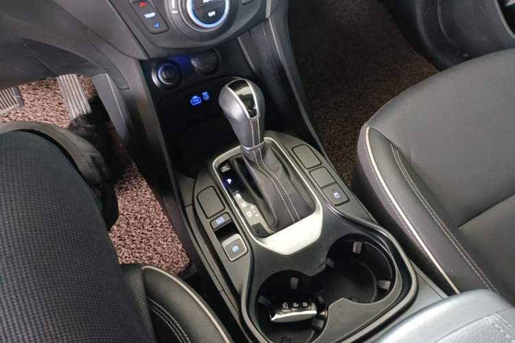 Used Hyundai Santa Fe 2017 2.0T Automatic All-Wheel Drive Smart 7-Seater Gear Lever