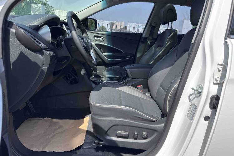 Used Hyundai Santa Fe 2017 2.0T Automatic All-Wheel Drive Smart 7-Seater Interior 1