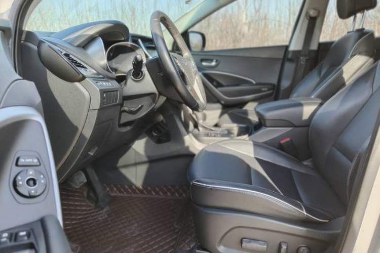 Used Hyundai Santa Fe 2017 2.0T Automatic Two-Wheel Drive Smart Version 7 Seats Interior 1