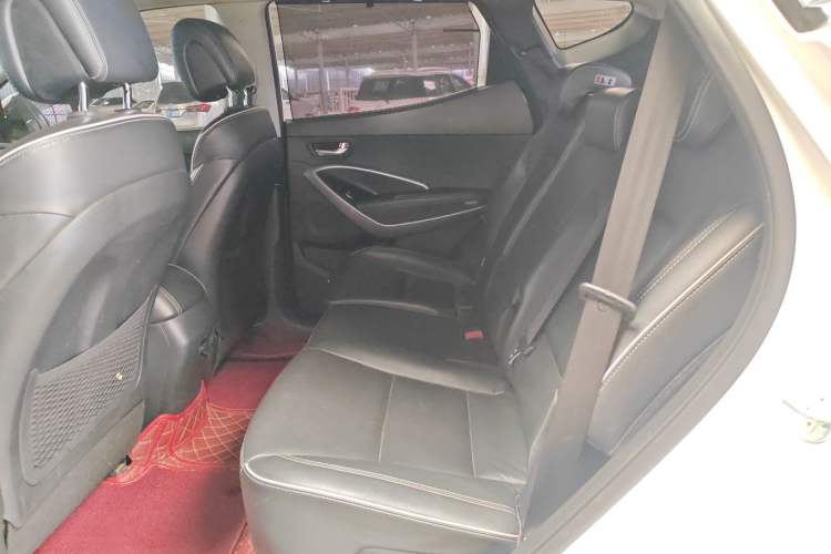 Used Hyundai Santa Fe 2017 2.0T Automatic Two-Wheel Drive Smart Version 7 Seats Interior 1