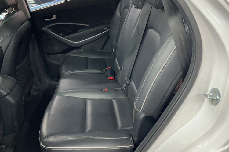 Used Hyundai Santa Fe 2017 2.0T Automatic Two-Wheel Drive Smart Version 7 Seats Interior 1