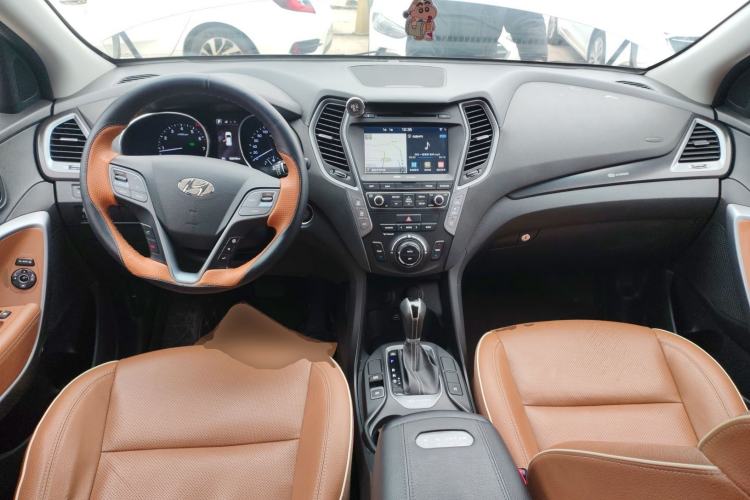 Used Hyundai Santa Fe 2017 2.0T Automatic All-Wheel Drive Smart 7-Seater Interior 2