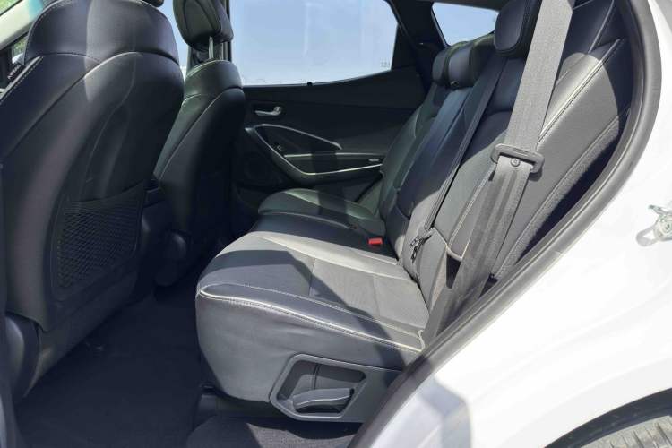 Used Hyundai Santa Fe 2017 2.0T Automatic All-Wheel Drive Smart 7-Seater Interior 2