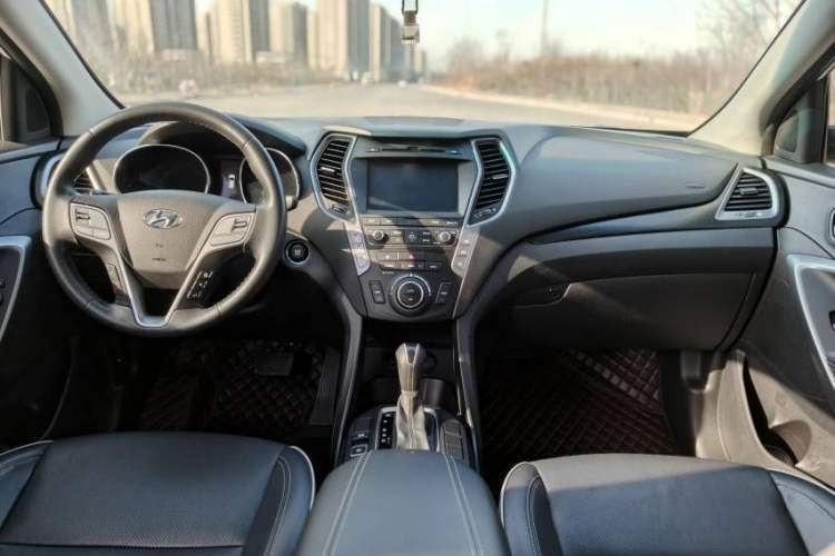 Used Hyundai Santa Fe 2017 2.0T Automatic Two-Wheel Drive Smart Version 7 Seats Interior 2