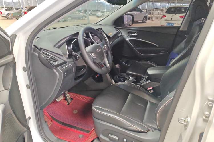 Used Hyundai Santa Fe 2017 2.0T Automatic Two-Wheel Drive Smart Version 7 Seats Interior 2