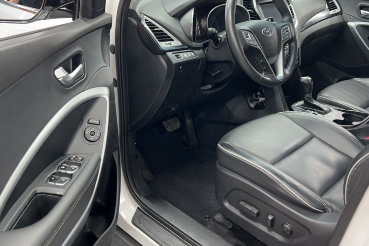 Used Hyundai Santa Fe 2017 2.0T Automatic Two-Wheel Drive Smart Version 7 Seats Interior 2