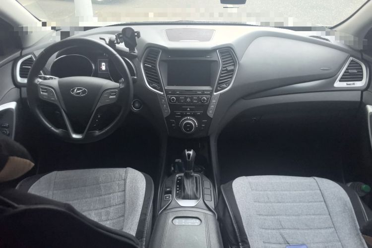 Used Hyundai Santa Fe 2017 2.0T Automatic All-Wheel Drive Smart 7-Seater Interior 2