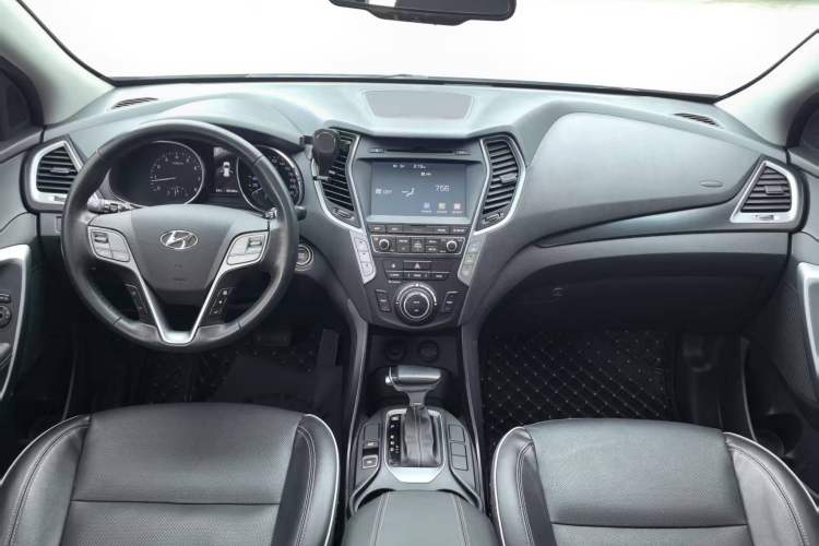 Used Hyundai Santa Fe 2017 2.0T Automatic Two-Wheel Drive Smart Version 7 Seats Interior 2