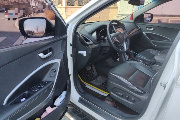 Used Hyundai Santa Fe 2017 2.0T Automatic Two-Wheel Drive Smart Version 7 Seats Interior 3
