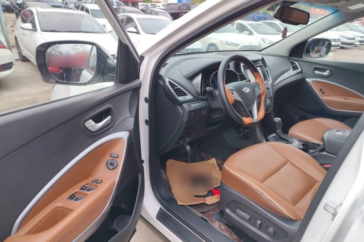 Used Hyundai Santa Fe 2017 2.0T Automatic All-Wheel Drive Smart 7-Seater Interior 3