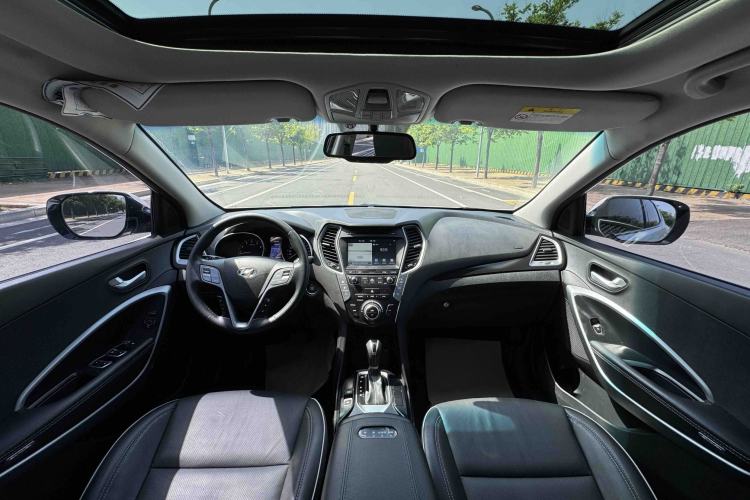 Used Hyundai Santa Fe 2017 2.0T Automatic All-Wheel Drive Smart 7-Seater Interior 3