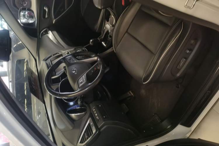 Used Hyundai Santa Fe 2017 2.0T Automatic All-Wheel Drive Smart 7-Seater Interior 3