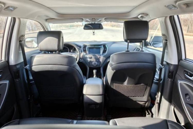 Used Hyundai Santa Fe 2017 2.0T Automatic Two-Wheel Drive Smart Version 7 Seats Interior 3