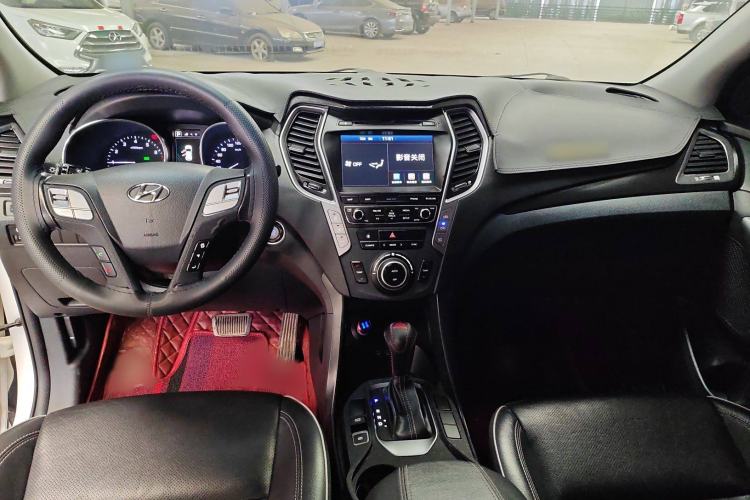 Used Hyundai Santa Fe 2017 2.0T Automatic Two-Wheel Drive Smart Version 7 Seats Interior 3