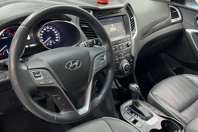 Used Hyundai Santa Fe 2017 2.0T Automatic Two-Wheel Drive Smart Version 7 Seats Interior 3