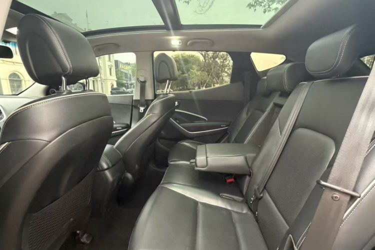 Used Hyundai Santa Fe 2017 2.4L Automatic Two-Wheel Drive Smart Version 5 Seats Interior 3