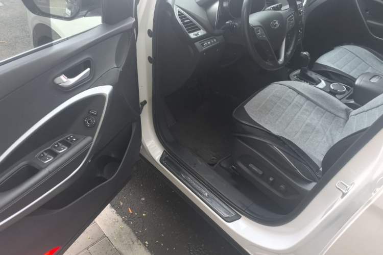 Used Hyundai Santa Fe 2017 2.0T Automatic All-Wheel Drive Smart 7-Seater Interior 3
