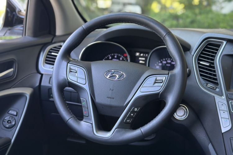 Used Hyundai Santa Fe 2017 2.0T Automatic All-Wheel Drive Smart 7-Seater Interior 3
