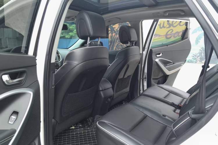 Used Hyundai Santa Fe 2017 2.0T Automatic Two-Wheel Drive Smart Version 7 Seats Interior 3