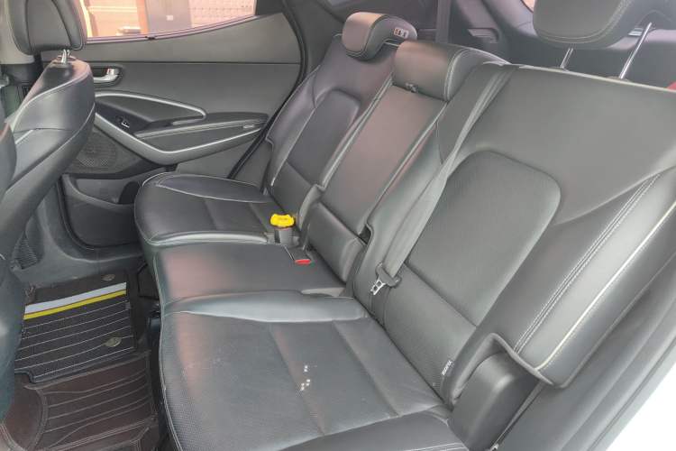 Used Hyundai Santa Fe 2017 2.0T Automatic Two-Wheel Drive Smart Version 7 Seats Interior 4